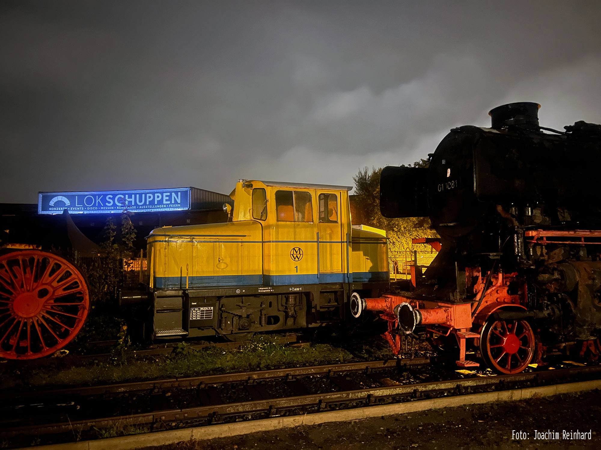 Die aktuelle Heimat der 01 1081 ist Bielefeld. Sie ist Leihgabe an die Bielefelder Eisenbahnfreunde e. V.. Hinter der 01 1081 sind die Rangierlok der Bauart O&K MV9 der Bielefelder Eisenbahnfreunde, die Kuppelachse einer 01 und im Hintergrund der heute als Veranstaltungsraum genutzte Lokschuppen des Bw Bielefeld zu sehen. Foto: Joachim Reinhard